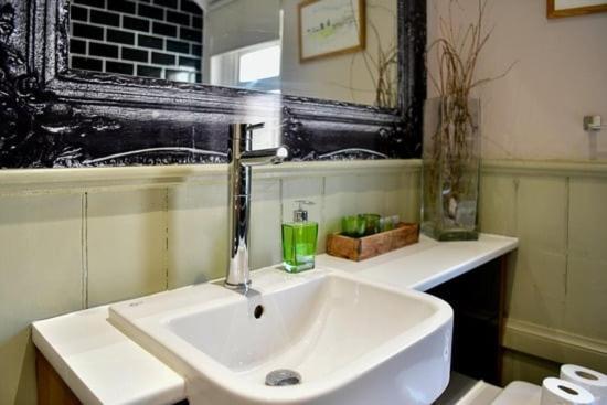 Quirky 4 Bedroom Apartment With Terrace Cardiff Eksteriør bilde