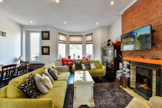 Quirky 4 Bedroom Apartment With Terrace Cardiff Eksteriør bilde